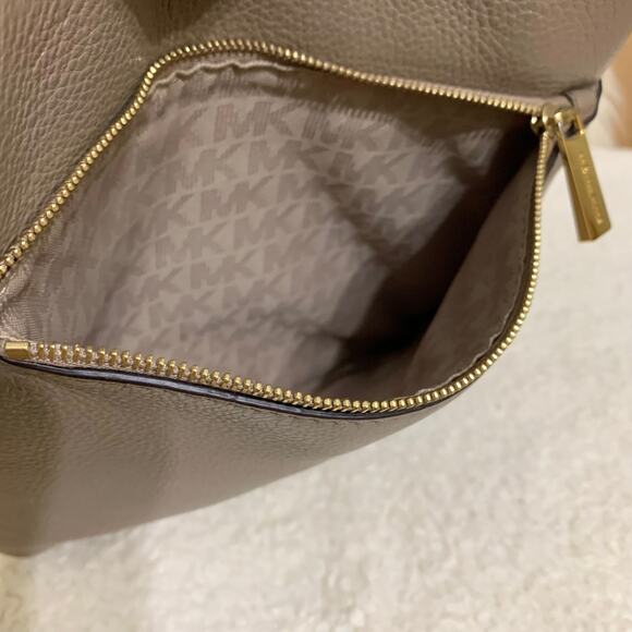 MICHAEL KORS BEDFORD Mushroom Pebbled Leather Slim Flat Crossbody Messenger Bag - Picture 3 of 16